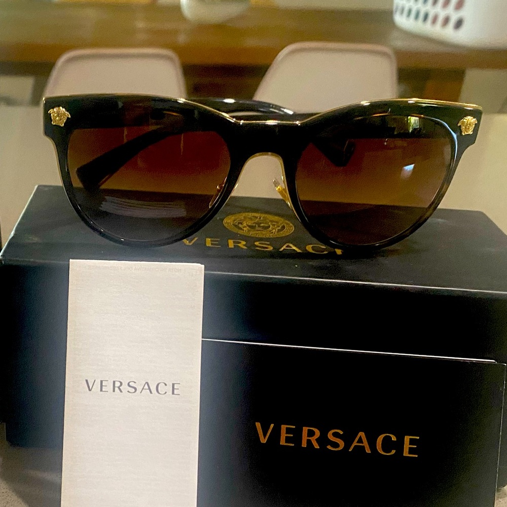 Versace Medusa mod: 2198 sunglasses